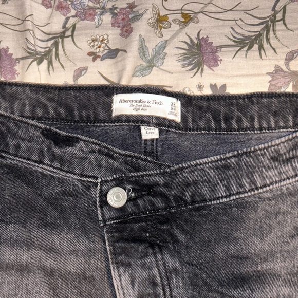 Abercrombie & Fitch Curve Love The Dad Short High Rise— Size 37/24, Black Denim - Picture 3 of 5